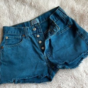 Levi’s 501 denim shorts with 4 button closure